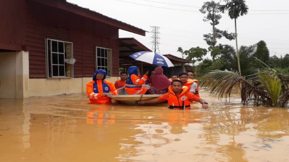Anggota APM membantu memindahkan penduduk di Kampung Sungai Klah Baru di Sungkai hari ini. Foto Ihsan APM