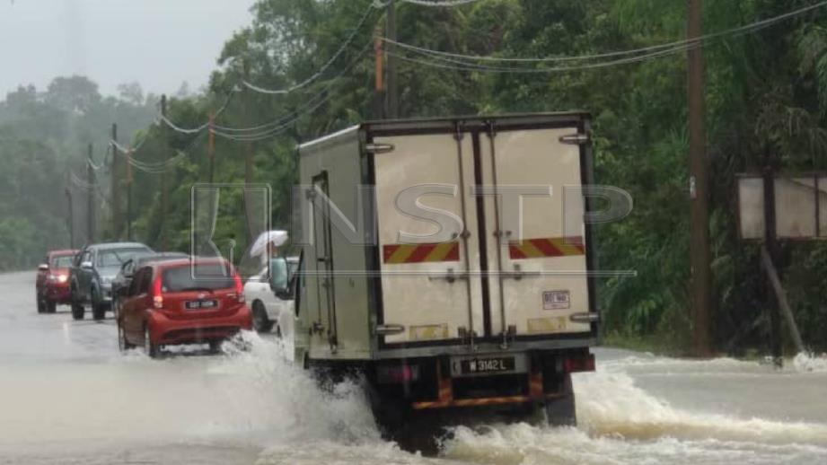 KM16 Jalan Kuantan-Sungai Lembing dinaiki air sedalam 0.5 meter. FOTO Zulkepli Osman