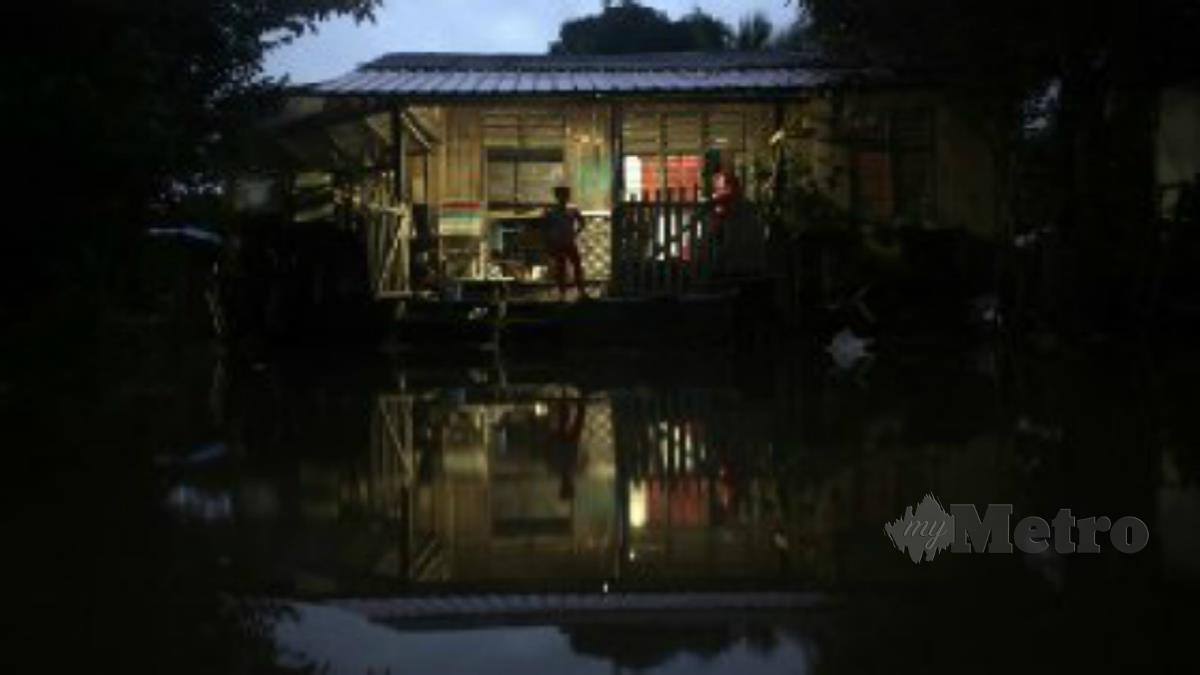Keadaan rumah yang dinaiki air di Kampung Bukit Rangin, Kuantan. Foto Farizul Hafiz Awang 