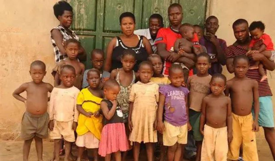 MARIAM (berpakaian hitam) dan sebahagian daripada 38 anaknya.  FOTO Agensi
