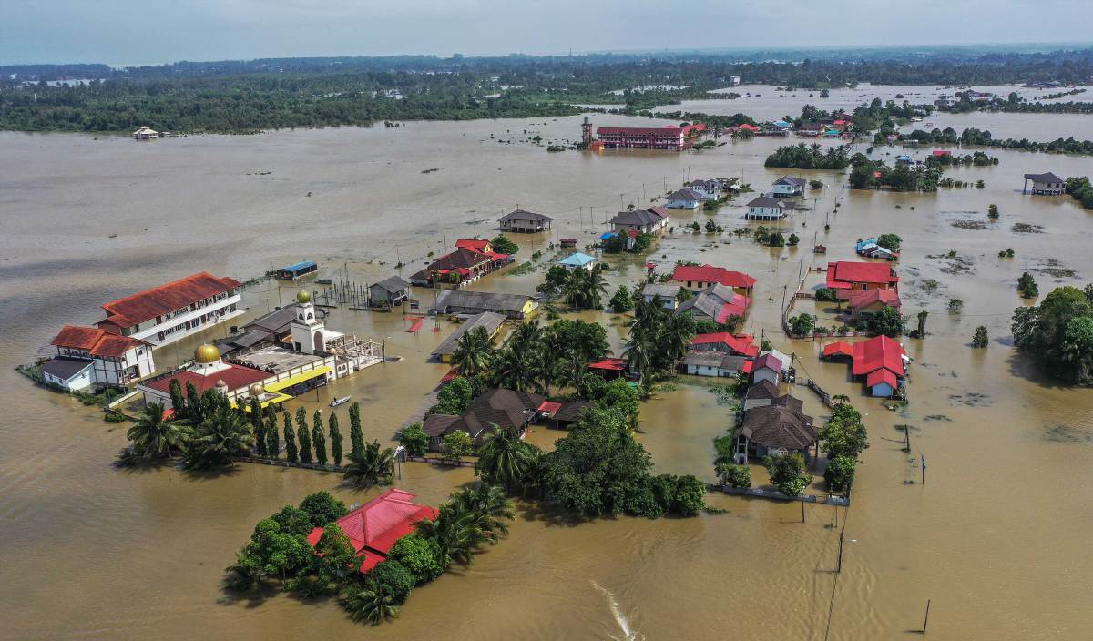 KAMPUNG Simpangan di Tumpat menjadi seperti tasik buatan akibat banjir termenung. FOTO BERNAMA