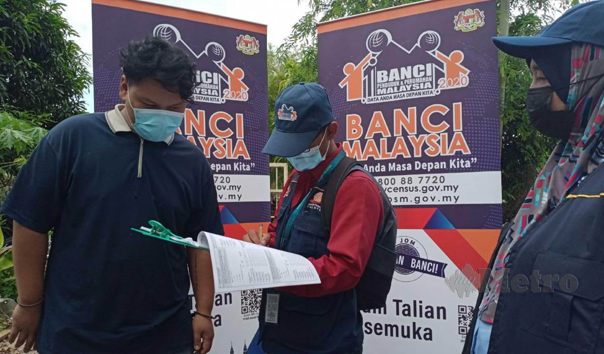 PENDUDUK, Suriyan Nuhang (kiri) menjawab soalan ditanya pembanci dalam program rumah ke rumah Program Banci Penduduk dan Perumahan Malaysia (Banci Malaysia) 2020 di Kampung Balai, Bachok. FOTO Nor Amalina Alias