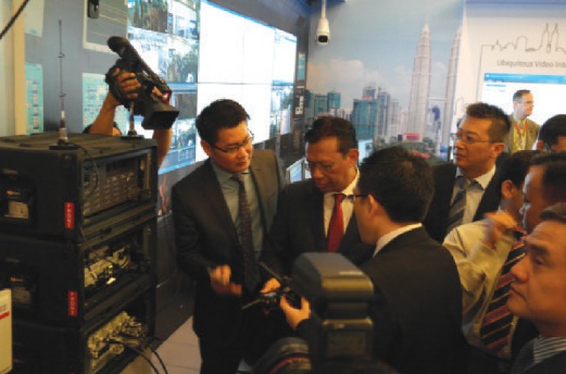 SHABERY (dua dari kiri) mendengar penerangan mengenai bandar pintar dari eksekutif Huawei.