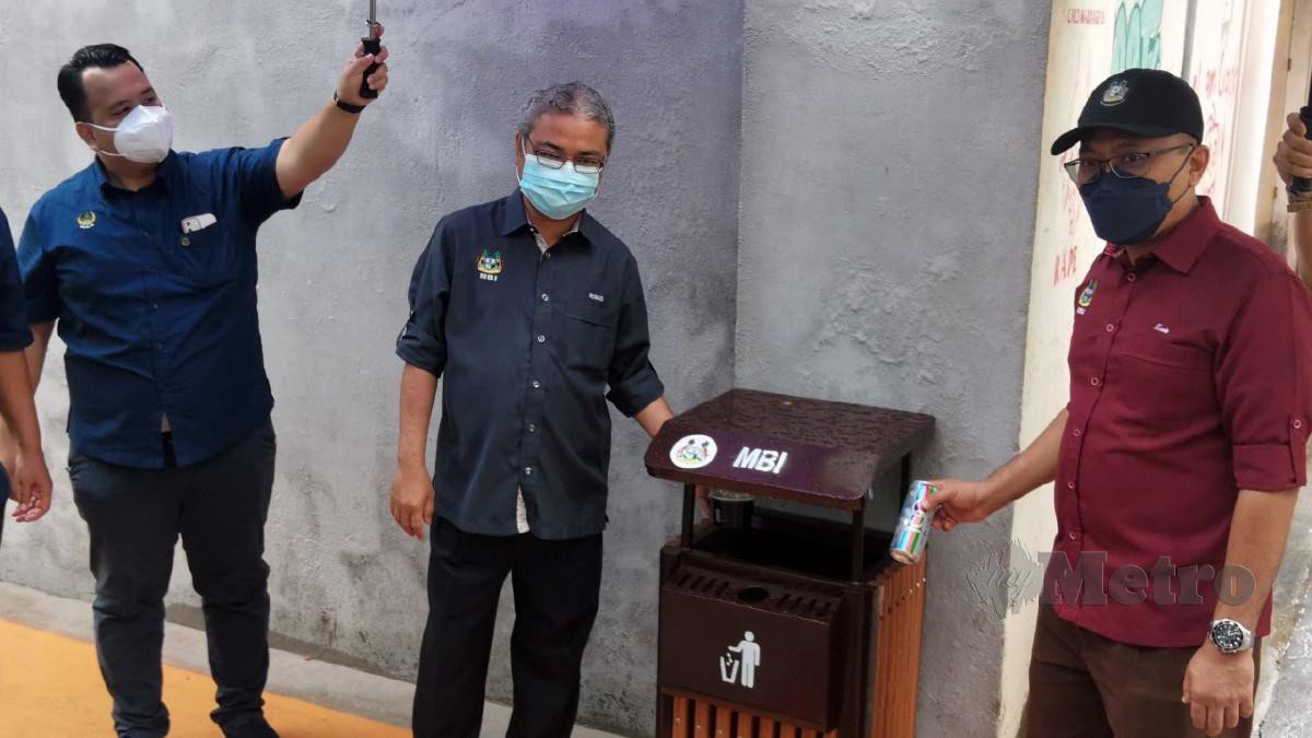 Rumaizi (dua dari kanan) di program membudayakan amalan penggunaan tong sampah di Dataran Warisan Dato' Sagor, Ipoh hari ini. Foto Balqis Jazimah Zahari 