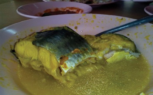 IKAN patin masak tempoyak antara menu istimewa Restoran Ikan Bakar Tasik Raban.