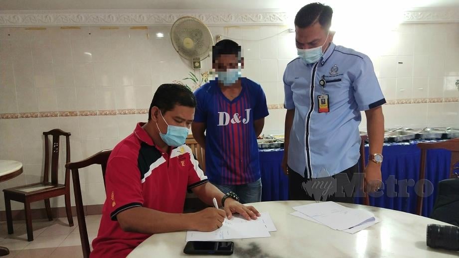 FUAD menyaksikan  penyerahan dokumen berkaitan PPS daripada pegawai PPS Penjara Taiping, Shah Rizal Ahmad (kanan) kepada majikan baharunya (kiri, berbaju merah). FOTO  Muhammad Zulsyamini Sufian Suri