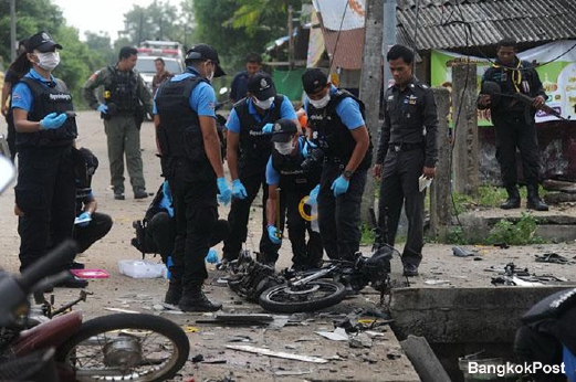 Anggota forensik polis memeriksa bangkai motosikal curi yang meletup selepas dipasang bom di daerah Rangae, pagi tadi. -Foto Bangkok Post 