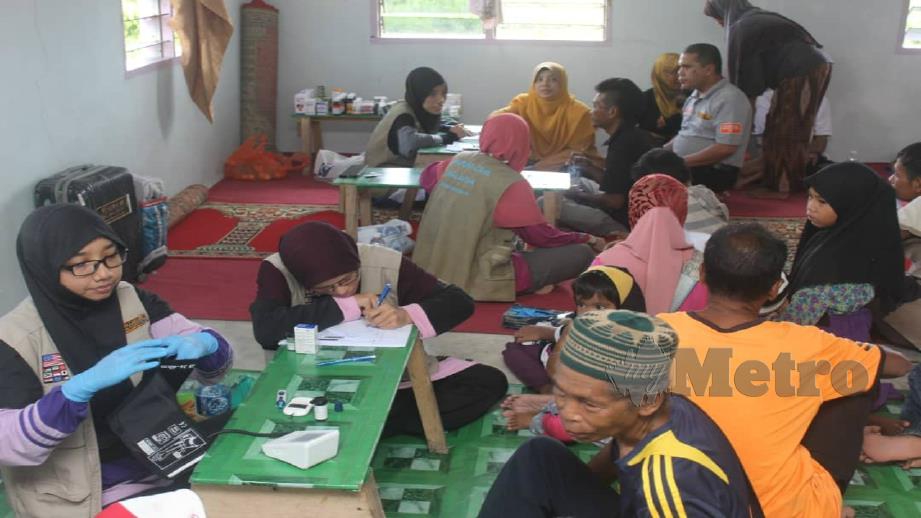 RAWATAN perubatan turut diberikan Sukarelawan Muslim Care Malaysia kepada penduduk di Pulau Banggi, Sabah. FOTO IHSAN MUSLIM CARE MALAYSIA