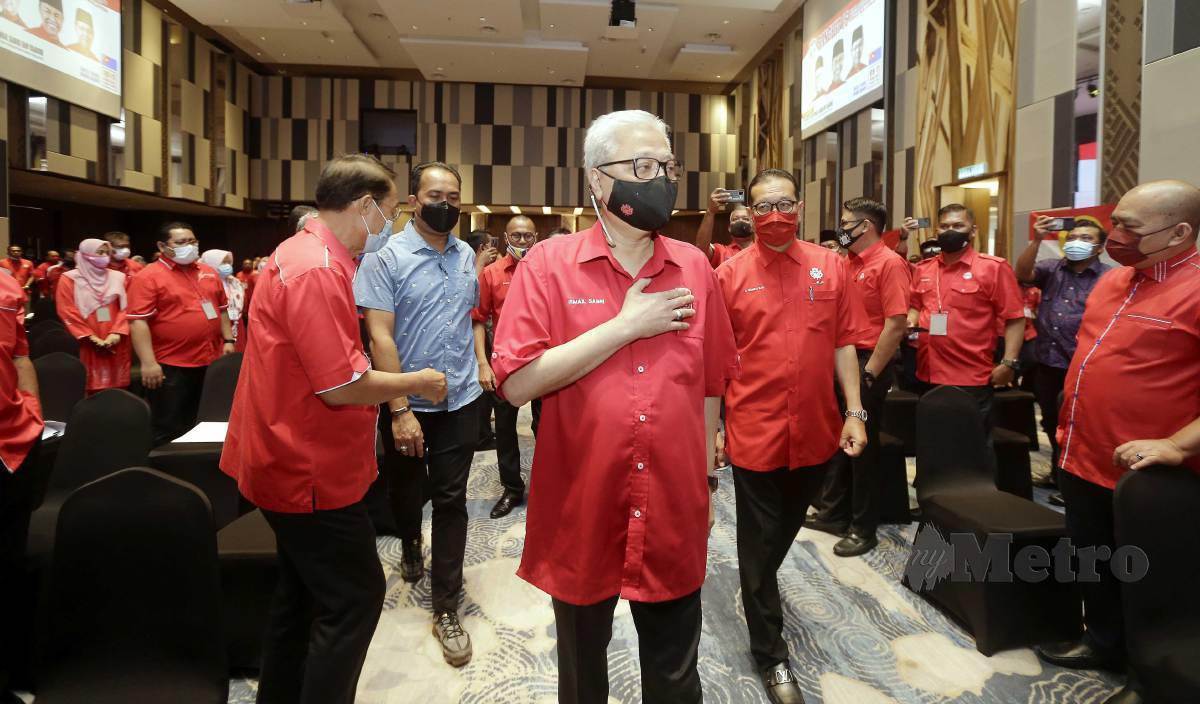 ISMAIL Sabri disambut anggota perwakilan ketika hadir merasmikan Program Bangkit 15 di Johor Bahru. FOTO Nur Aisyah Mazalan 