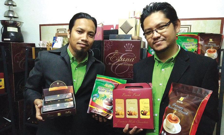 MUZAIREE (kanan) dan Sharil bangga produk Ryverra kini menembusi pasaran antarabangsa.