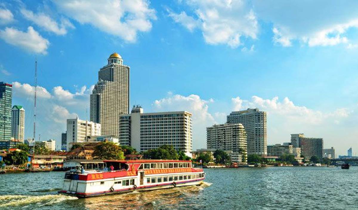 PELANCONG boleh menaiki bot yang dikendalikan penduduk tempatan atau ‘cruise’ pelancongan untuk menyusuri kehidupan di Sungai Chao Phraya.