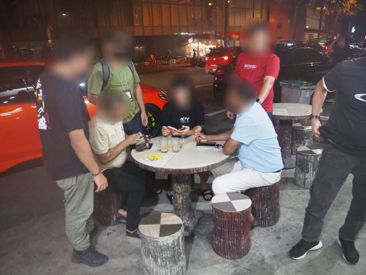 Jabatan Imigresen Malaysia negeri Johor menjalankan siasatan terhadap beberapa warga asing yang melakukan kesalahan di bawah Akta Imigresen di Taman Abad, malam tadi. FOTO Ihsan Imigresen