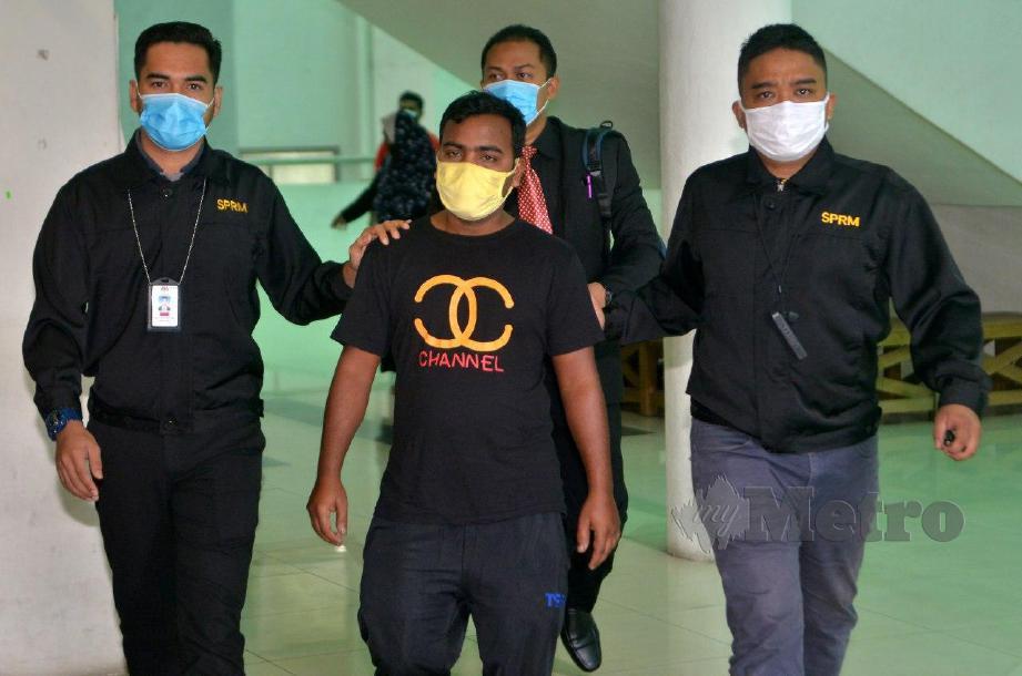 MD Nur didakwa di Mahkamah Sesyen Shah Alam hari ini atas tuduhan memberikan suapan RM5,000 kepada anggota polis. FOTO Faiz Anuar