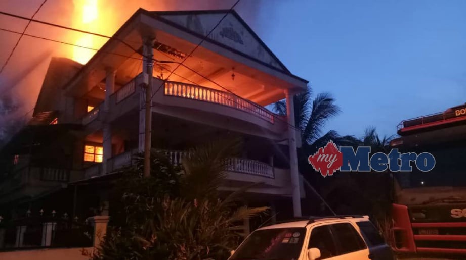 BANGLO tiga tingkat milik Shamsuddin di Bandar Country Homes, Rawang, terbakar malam tadi. FOTO ihsan pembaca.
