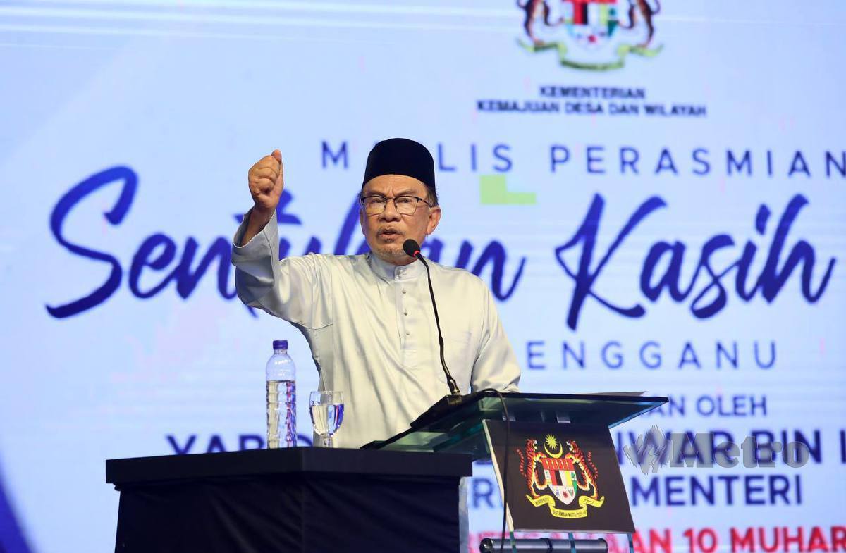 Anwar Ibrahim berucap pada Majlis Perasmian Sentuhan Kasih Desa Terengganu di Kompleks Sukan Ketengah, Bandar Al Muktafi Billah Shah, Dungun hari ini. FOTO GHAZALI KORI