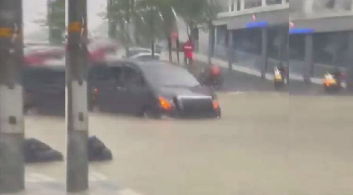 ANTARA kenderaan yang ditenggelami air susulan hujan lebat di sekitar Kajang. FOTO tular.
