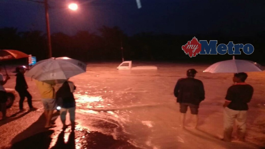 KEADAAN banjir yang melanda sekitar Trong, Taiping, hari ini. FOTO Ihsan Facebook Taiping Zone