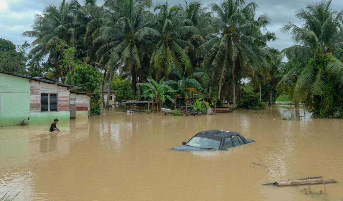 SITUASI semasa banjir yang melanda sekitar Kampung Belimbing Dalam dekat Durian Tunggal ketika tinjauan hari ini. FOTO BERNAMA