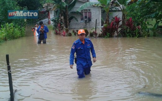Anngota JPAM memantau keadaan banjir di Kampung Rantau Panjang, Kuching. FOTO Ihsan JPAM
