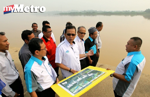Sekitar Datuk Ir Hamim Samuri (lima dari kanan) melihat gambar rajah Rancangan Tebatan Banjir dan Pemuliharaan Muara Sungai Pahang. - Foto BERNAMA 