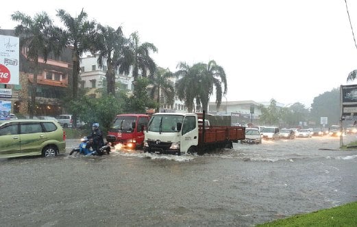 BANYAK masalah jika kereta terbabit dengan banjir. 
