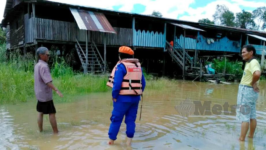 Anggota APM Miri memantau keadaan banjir di kawasan Hulu Baram, utara Sarawak. FOTO Kandau Sidi