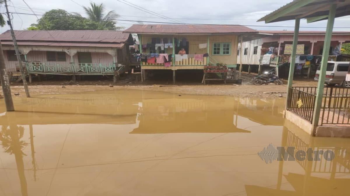 KEADAAN banjir di Kampung Bakalau, Beaufort yang semakin surut. FOTO YUN MIKAIL