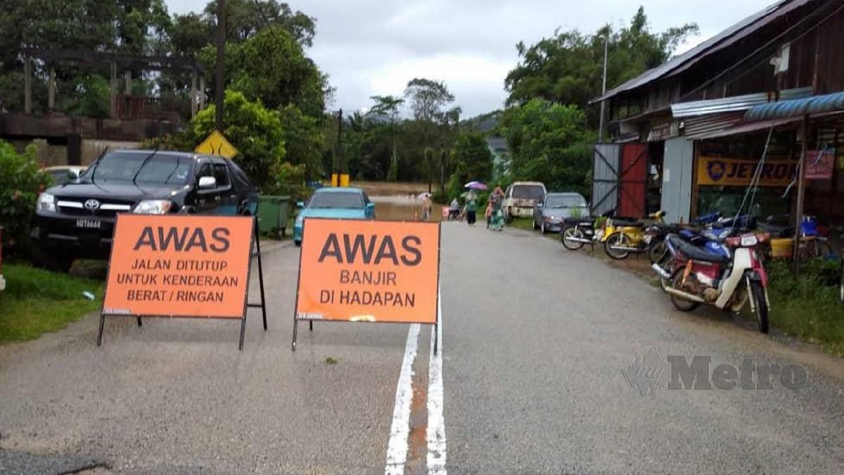 Jalan Pelatoh-Lubuk Lesong di Kampung Pelantoh, Chukai ditutup untuk semua kenderaan ringan hari ini selepas dinaiki air sehingga 0.4 meter. Foto Ihsan APM 