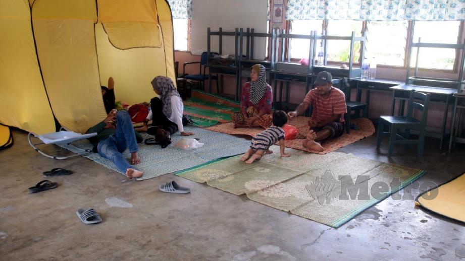 Antara keluarga yang masih berada di Pusat Pemindahan Sementara di Sekolah Kebangsaan Krubong. FOTO Muhammad Zuhairi Zuber