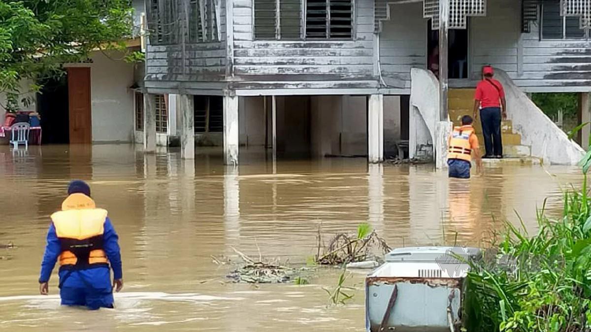 LIMPAHAN air dari Sungai Batang Padang menyebabkan lima kampung di Teluk Intan terjejas banjir kilat hari ini. FOTO Ihsan APM.