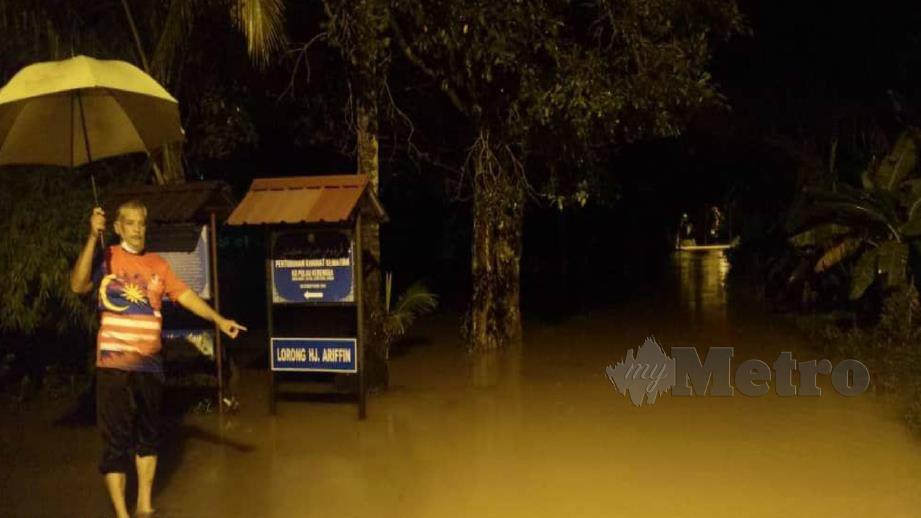 Penduduk kampung meredah air berikutan banjir kilat yang melanda di 10 kampung di daerah Kota Setar. FOTO ihsan APM