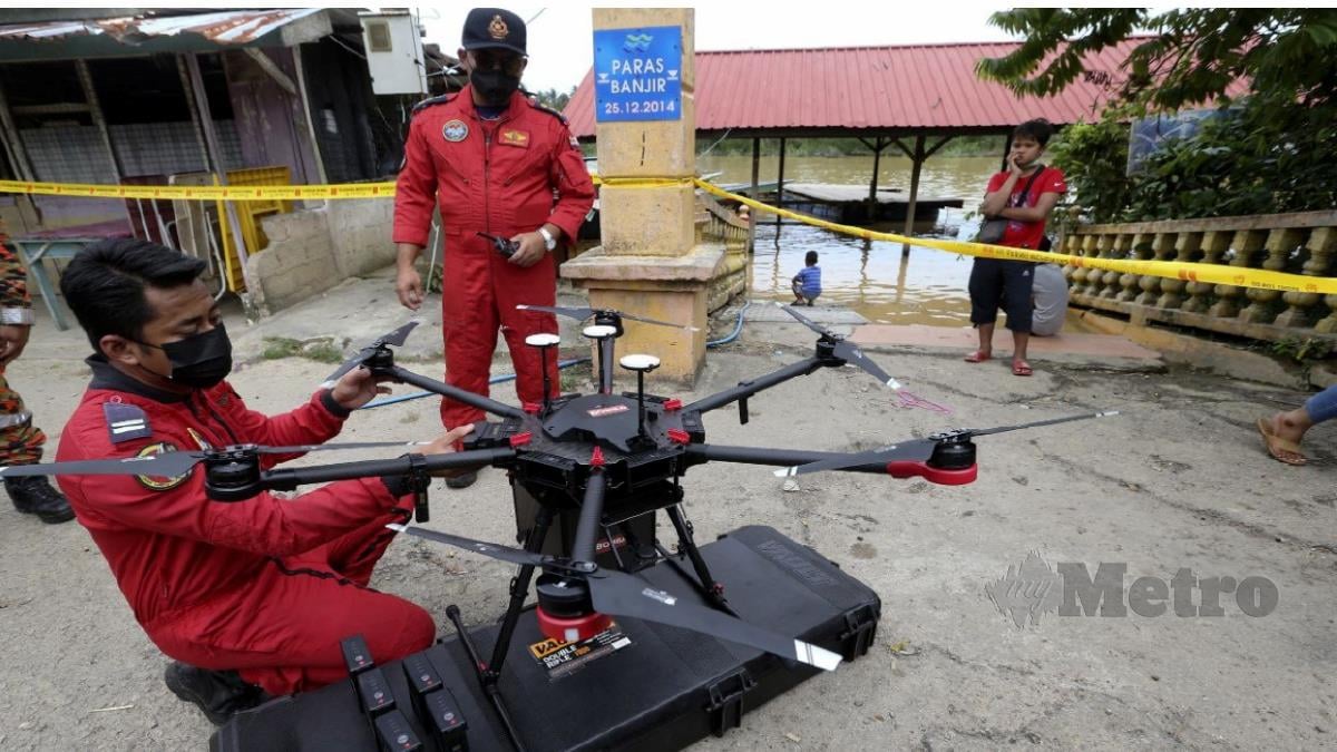 ANGGOTA Unit Dron Bahagian Udara Ibu Pejabat JBPM menggunakan dron untuk memantau situasi banjir di Sungai Kelantan. FOTO Nik Abdullah Nik Omar