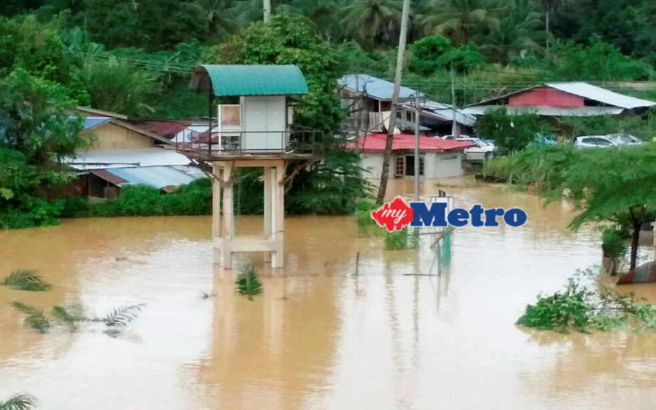 Paras air di Kampung Limau Kasturi, Gua Musang naik mendadak sejak awal pagi berikutan hujan lebat di sebelah hulu sejak dua hari lalu. FOTO Ramli Ibrahim 