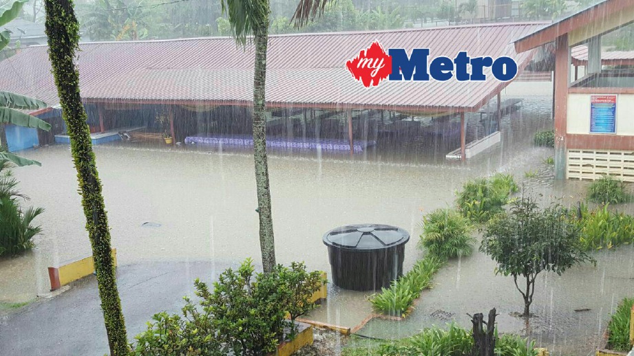 Banjir kilat yang melanda SK Hulu Kelang, petang tadi. FOTO Ihsan bomba.