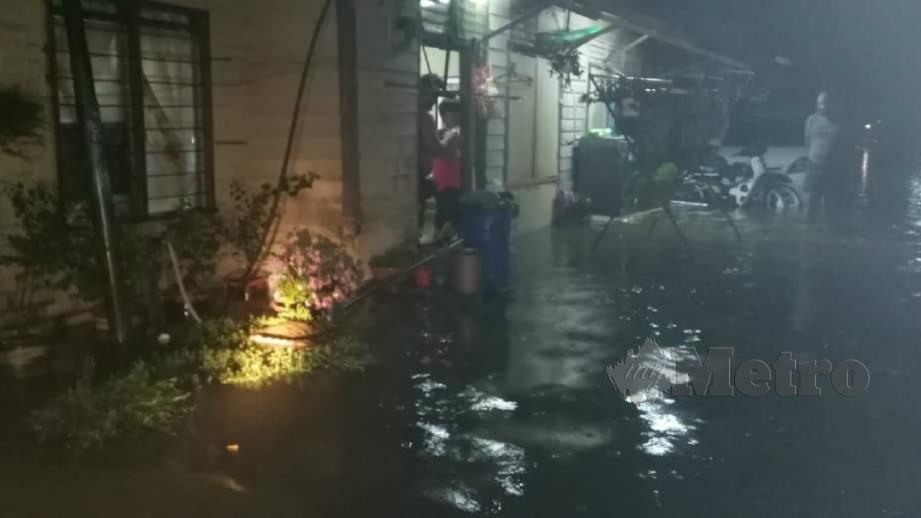 KEADAAN rumah yang ditenggelami air akibat banjir kilat di Kampung Tersusun Sengat, Simpang Pulai. FOTO Ihsan Bomba