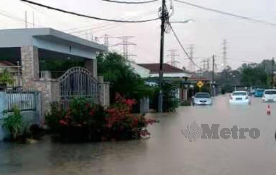ANTARA kawasan terjejas banjir kilat, hari ini. FOTO Ihsan Pembaca.
