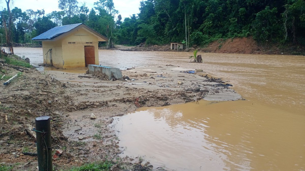 KESAN banjir puing di Kampung Iboi. FOTO Noorazura Abdul Rahman