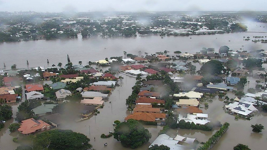 Keadaan bandar Townsville yang dirakam pasukan Perkhidmatan Bomba dan Kecemasan Queensland (QFES), semalam. FOTO AFP.