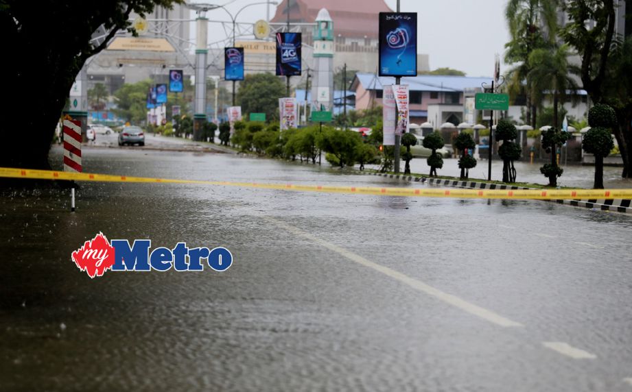 FOTO dirakam pada 26 November memaparkan Jalan Sultan Omar ditutup kepada kenderaan berikutan banjir. FAIL Imran Makhzan