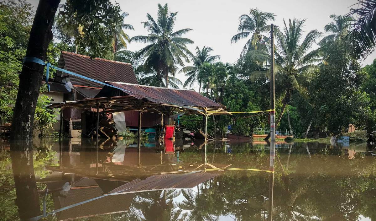 AIR Sungai Garing yang melimpah berikutan hujan lebat menyebabkan banjir di kawasan kampung ketika tinjauan di Kampung Bukit Tambun, Alor Gajah. FOTO BERNAMA