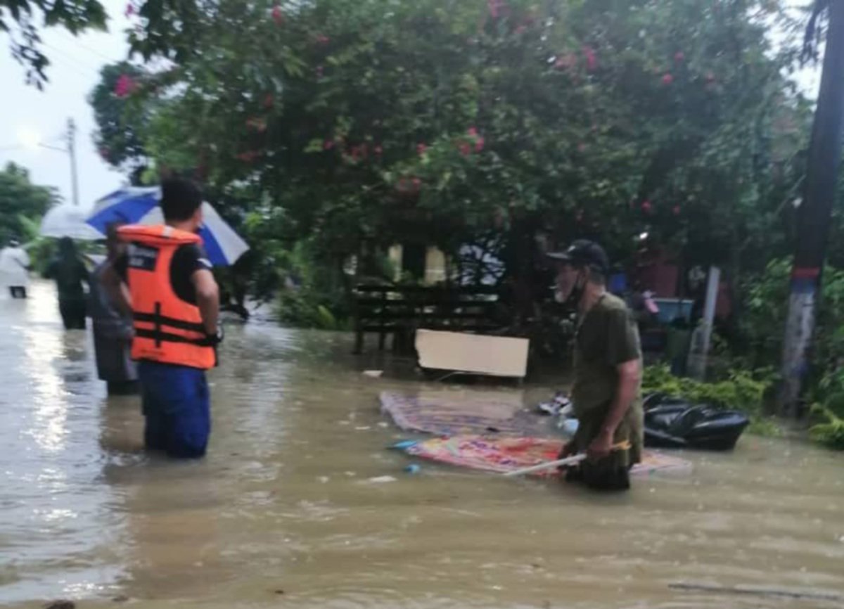 APM Johor Bahru membuat pemantauan banjir di Kampung Pasir, Johor Bahru. FOTO IHSAN APM JOHOR