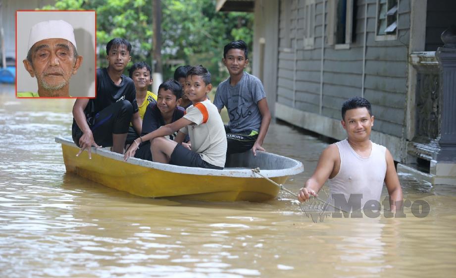 RAFIDI (kanan) membantu memindahkan penduduk menggunakan bot selepas banjir melanda Kampung Buloh. (Gambar kecil) Yahya. FOTO Rozainah Zakaria.
