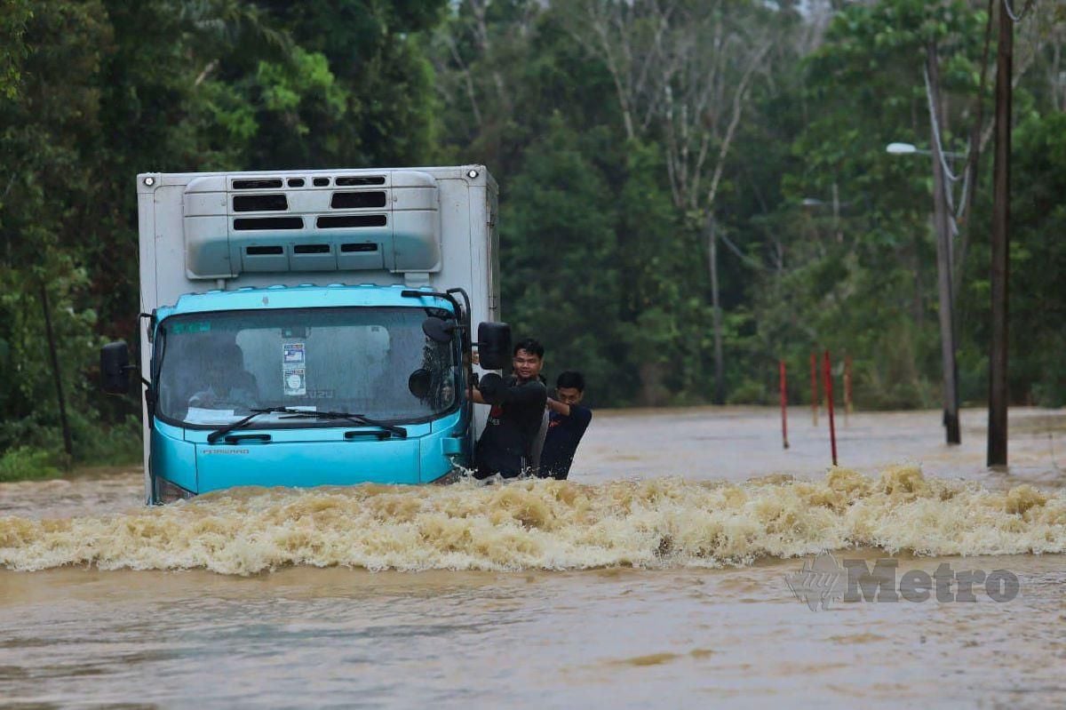KEADAAN banjir di Terengganu yang semakin buruk. FOTO GHAZALI KORI