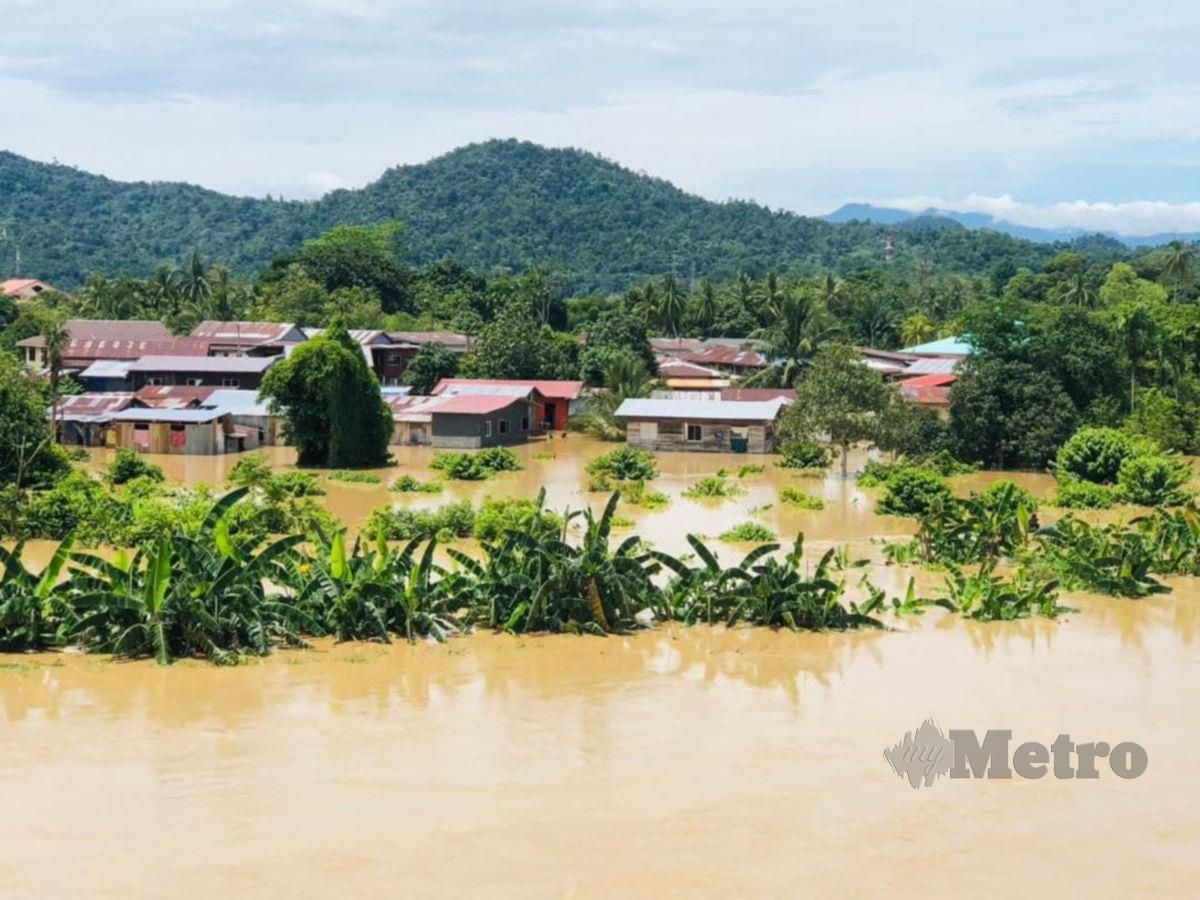 Kampung Bakalau yang terletak berhampiran Sungai Padas terjejas teruk akibat banjir besar di daerah ini. FOTO Juwan Riduan