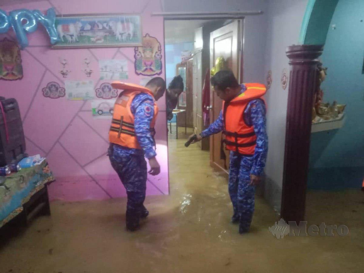 Lapan keluarga  membabitkan 10 mangsa terpaksa dipindahkan  ke pusat perpindahan sementara ( PPS )  tengah malam tadi berikutan banjir kilat di bandar Raub. FOTO Ihsan APM