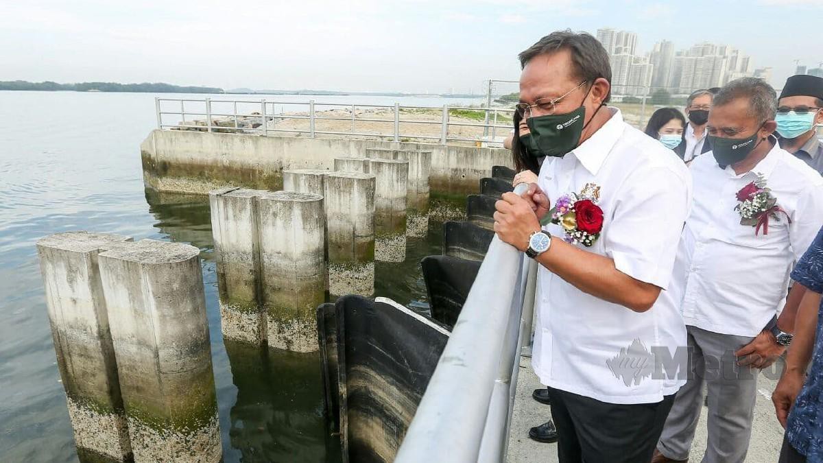 HASNI (kiri) meninjau Sistem Perparitan Utama Bagi Kawalan Banjir di Lido Waterfront Boulevard, Teluk Danga, Johor Bahru. FOTO IHSAN PEJABAT MB