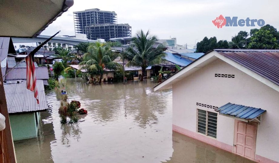 KEADAAN Kampung Sungai Jernih, Kajang dinaiki air setiap kali hujan lebat selama lebih 30 minit. FOTO NSTP