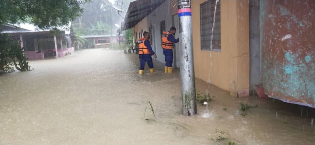 Tiga kawasan di Teluk Intan dilanda banjir kilat susulan limpahan air Sungai Batang Padang. FOTO IHSAN APM