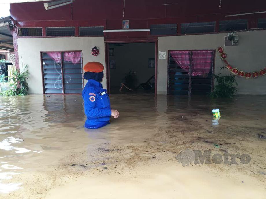 ANGGOTA APM menjalankan rondaan di kawasan terjejas banjir. FOTO ihsan APM
