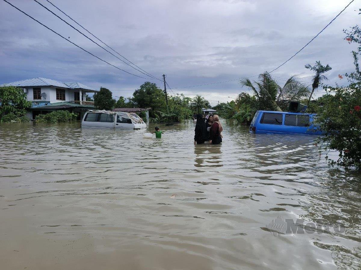 Hujan lebat bermula jam 1 pagi menyebabkan banjir di beberapa penempatan di Kuching hari ini. FOTO MOHD ROJI KAWI